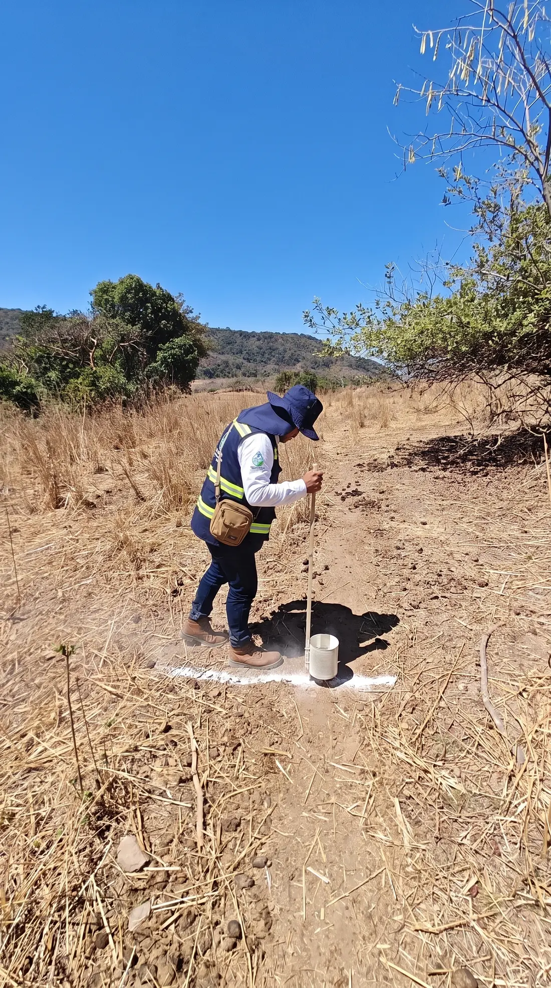 Brigadista colocando un punto de control en un terreno