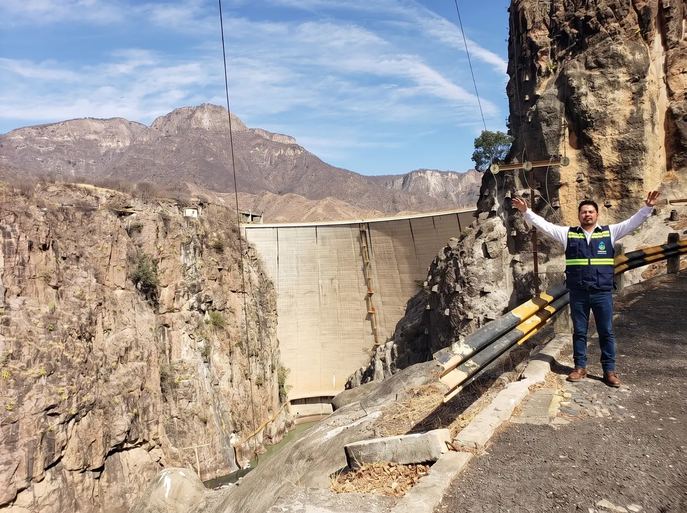 Ingeniero junto a una cortina de presa en cañón